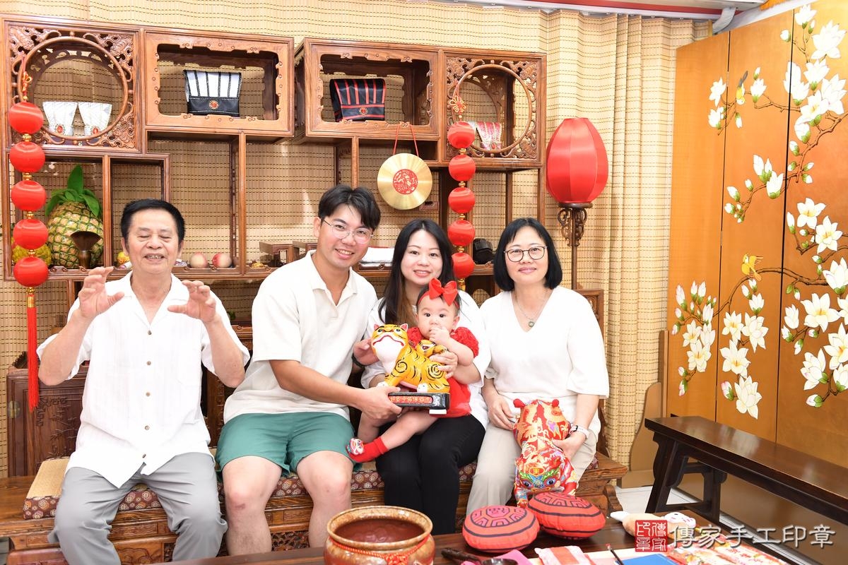 傳家手工印章台南店、抓周、度晬、中國風會場、抓周道具物品、抓周證書、滿周歲、怡怡寶寶、台南市、拍照、生日快樂 傳家手工印章台南店、抓周、度晬、中國風會場、抓周道具物品、抓周證書、滿周歲、怡怡寶寶、台南市、拍照、生日快樂
