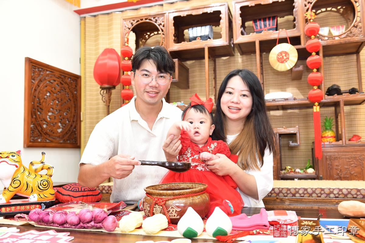 傳家手工印章台南店、抓周、度晬、中國風會場、抓周道具物品、抓周證書、滿周歲、怡怡寶寶、台南市、拍照、生日快樂 傳家手工印章台南店、抓周、度晬、中國風會場、抓周道具物品、抓周證書、滿周歲、怡怡寶寶、台南市、拍照、生日快樂