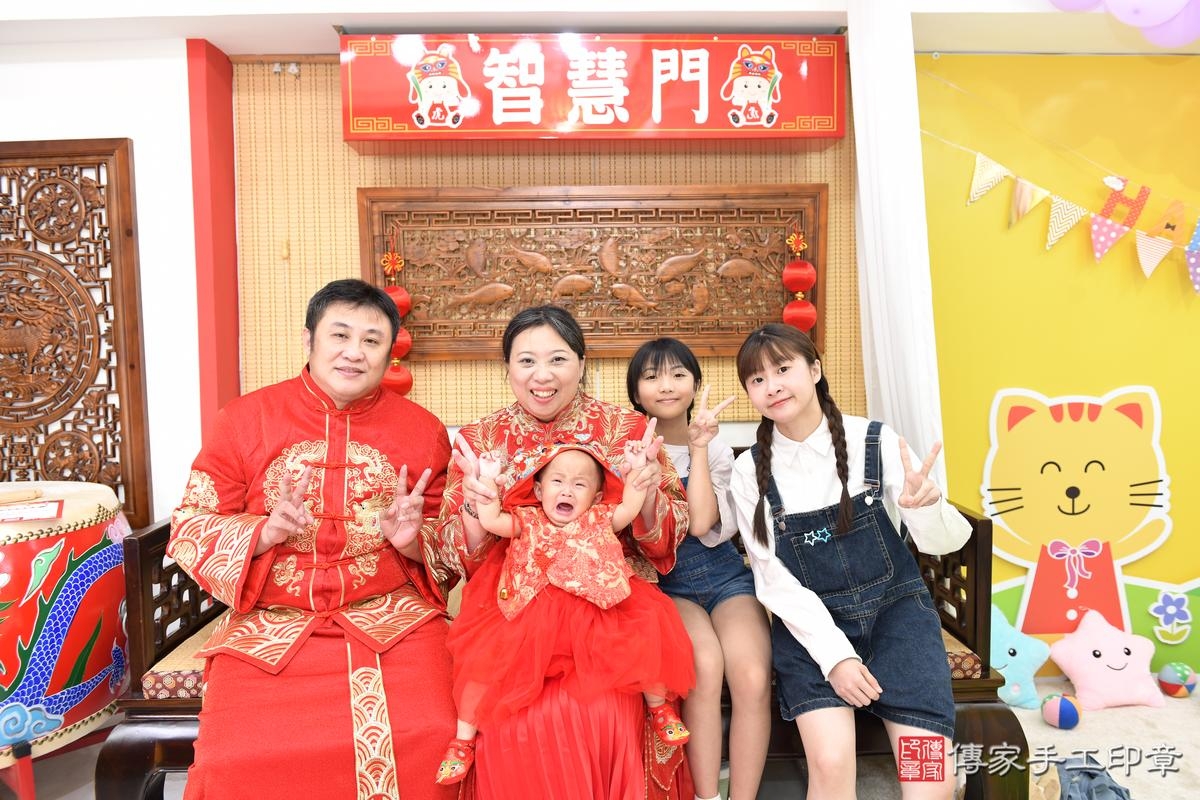 傳家手工印章台南店、抓周、度晬、中國風會場、抓周道具物品、抓周證書、滿周歲、萱萱寶寶、台南市、拍照、生日快樂 傳家手工印章台南店、抓周、度晬、中國風會場、抓周道具物品、抓周證書、滿周歲、萱萱寶寶、台南市、拍照、生日快樂
