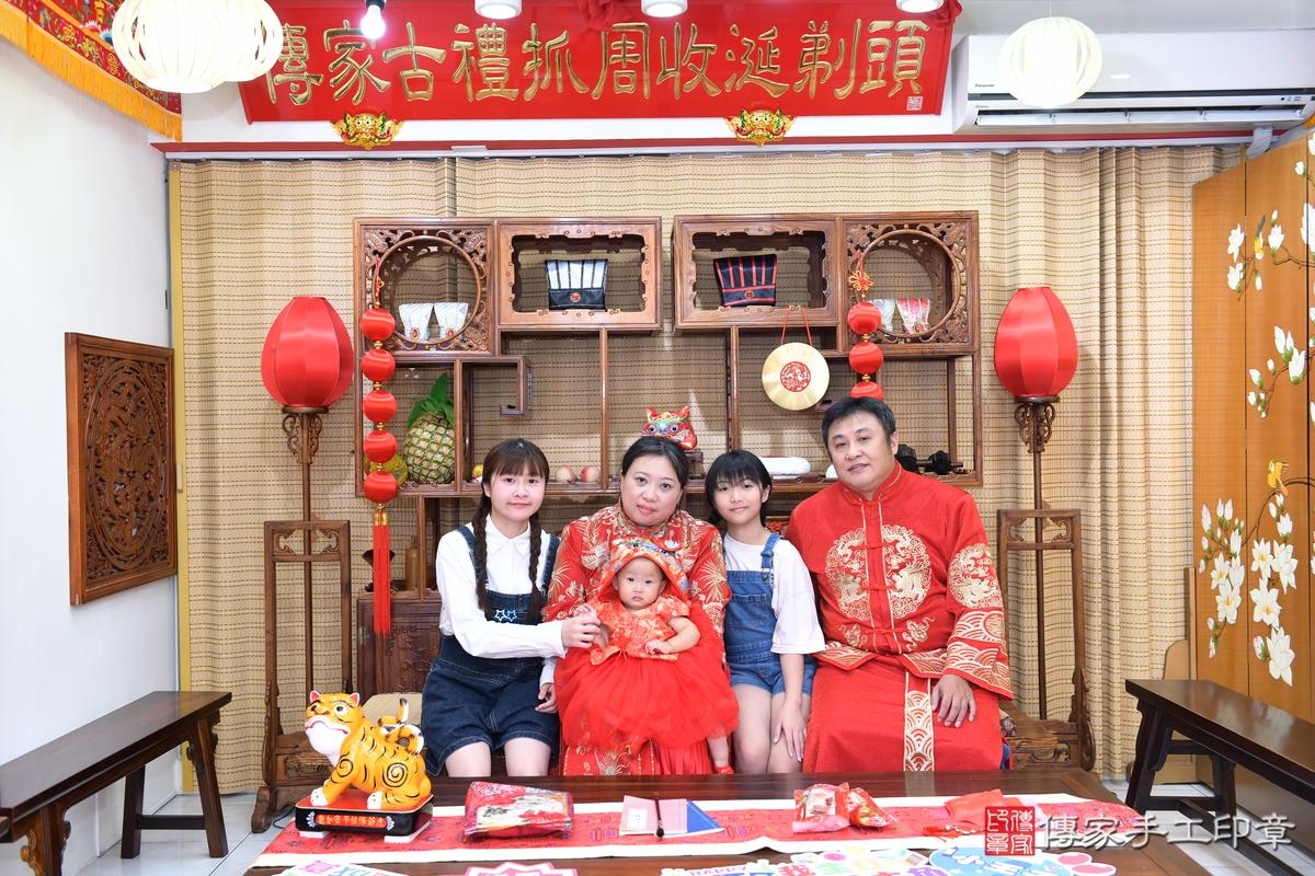 傳家手工印章台南店、抓周、度晬、中國風會場、抓周道具物品、抓周證書、滿周歲、萱萱寶寶、台南市、拍照、生日快樂 傳家手工印章台南店、抓周、度晬、中國風會場、抓周道具物品、抓周證書、滿周歲、萱萱寶寶、台南市、拍照、生日快樂