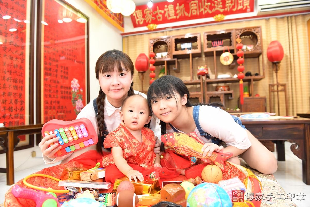 傳家手工印章台南店、抓周、度晬、中國風會場、抓周道具物品、抓周證書、滿周歲、萱萱寶寶、台南市、拍照、生日快樂 傳家手工印章台南店、抓周、度晬、中國風會場、抓周道具物品、抓周證書、滿周歲、萱萱寶寶、台南市、拍照、生日快樂