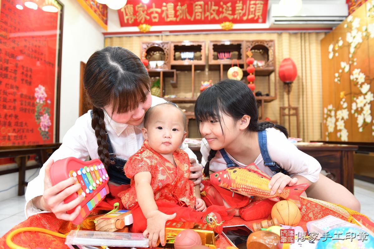傳家手工印章台南店、抓周、度晬、中國風會場、抓周道具物品、抓周證書、滿周歲、萱萱寶寶、台南市、拍照、生日快樂 傳家手工印章台南店、抓周、度晬、中國風會場、抓周道具物品、抓周證書、滿周歲、萱萱寶寶、台南市、拍照、生日快樂