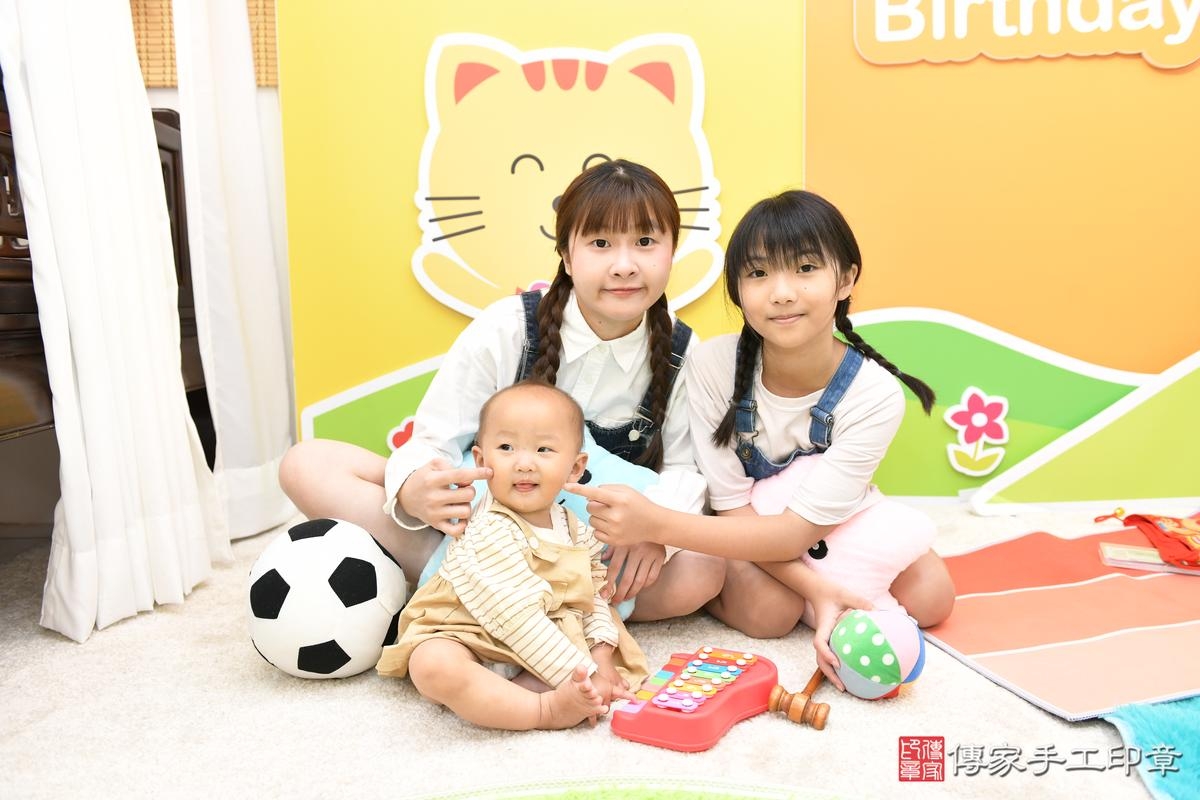 傳家手工印章台南店、抓周、度晬、中國風會場、抓周道具物品、抓周證書、滿周歲、萱萱寶寶、台南市、拍照、生日快樂 傳家手工印章台南店、抓周、度晬、中國風會場、抓周道具物品、抓周證書、滿周歲、萱萱寶寶、台南市、拍照、生日快樂