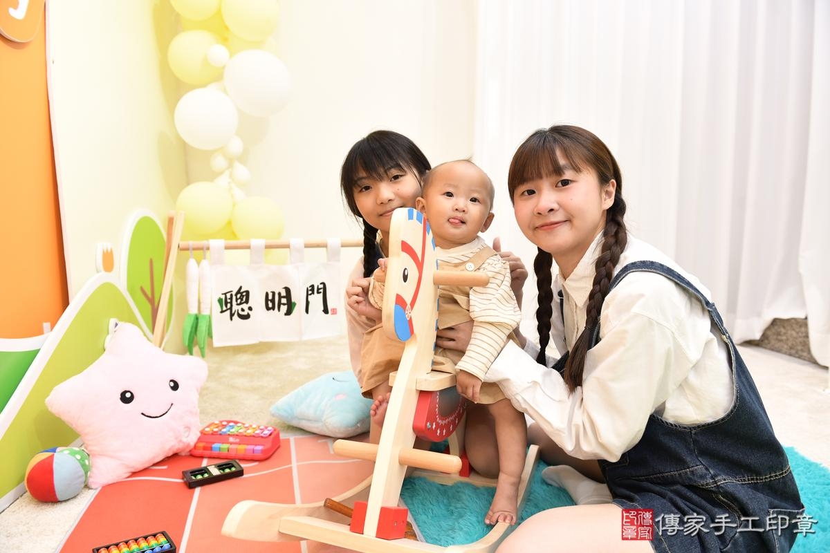 傳家手工印章台南店、抓周、度晬、中國風會場、抓周道具物品、抓周證書、滿周歲、萱萱寶寶、台南市、拍照、生日快樂 傳家手工印章台南店、抓周、度晬、中國風會場、抓周道具物品、抓周證書、滿周歲、萱萱寶寶、台南市、拍照、生日快樂
