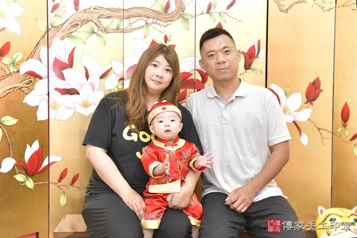傳家手工印章新竹店、抓周、度晬、中國風會場、抓周道具物品、抓周證書、滿周歲、鈞鈞寶寶、新竹市、拍照、生日快樂 傳家手工印章新竹店、抓周、度晬、中國風會場、抓周道具物品、抓周證書、滿周歲、鈞鈞寶寶、新竹市、拍照、生日快樂