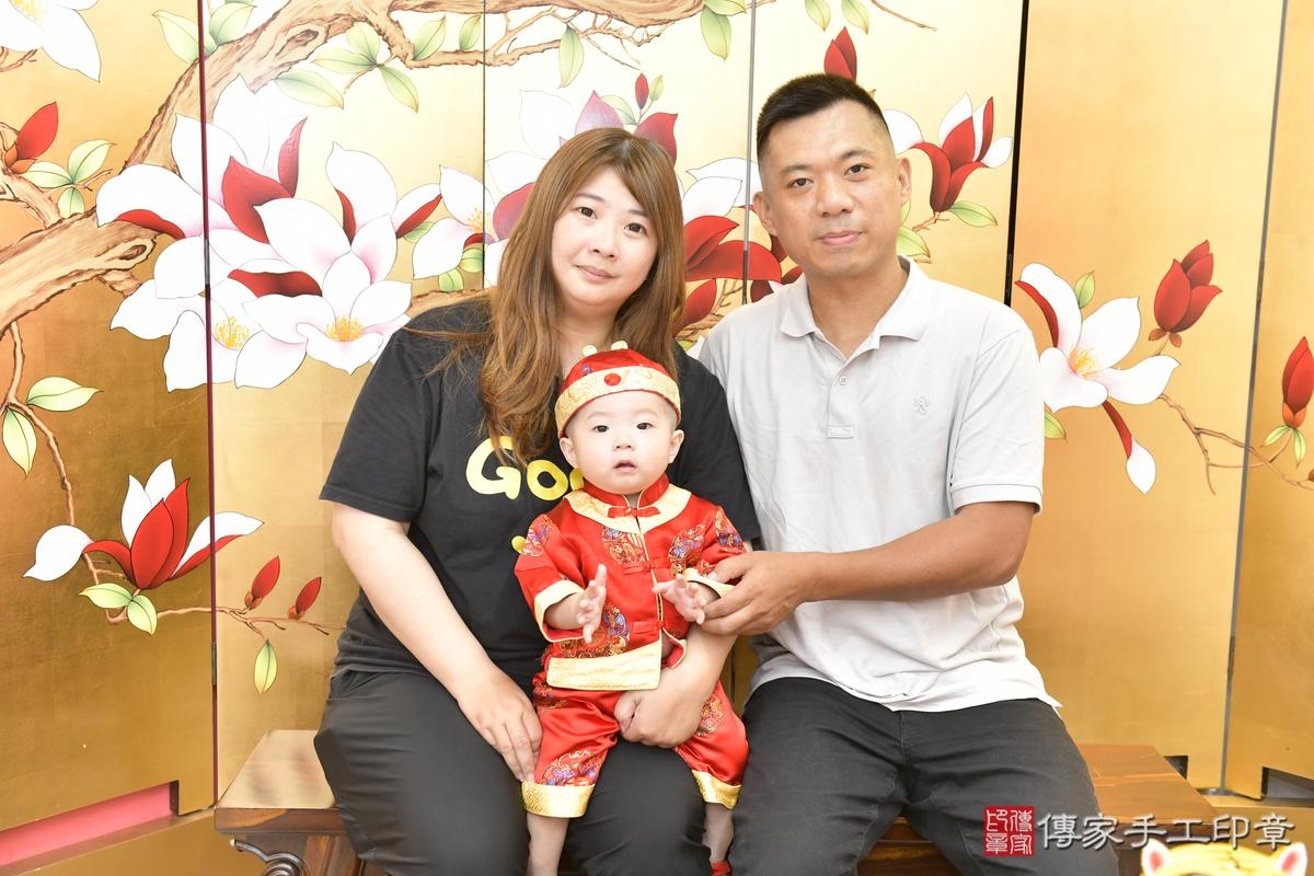 傳家手工印章新竹店、抓周、度晬、中國風會場、抓周道具物品、抓周證書、滿周歲、鈞鈞寶寶、新竹市、拍照、生日快樂 傳家手工印章新竹店、抓周、度晬、中國風會場、抓周道具物品、抓周證書、滿周歲、鈞鈞寶寶、新竹市、拍照、生日快樂