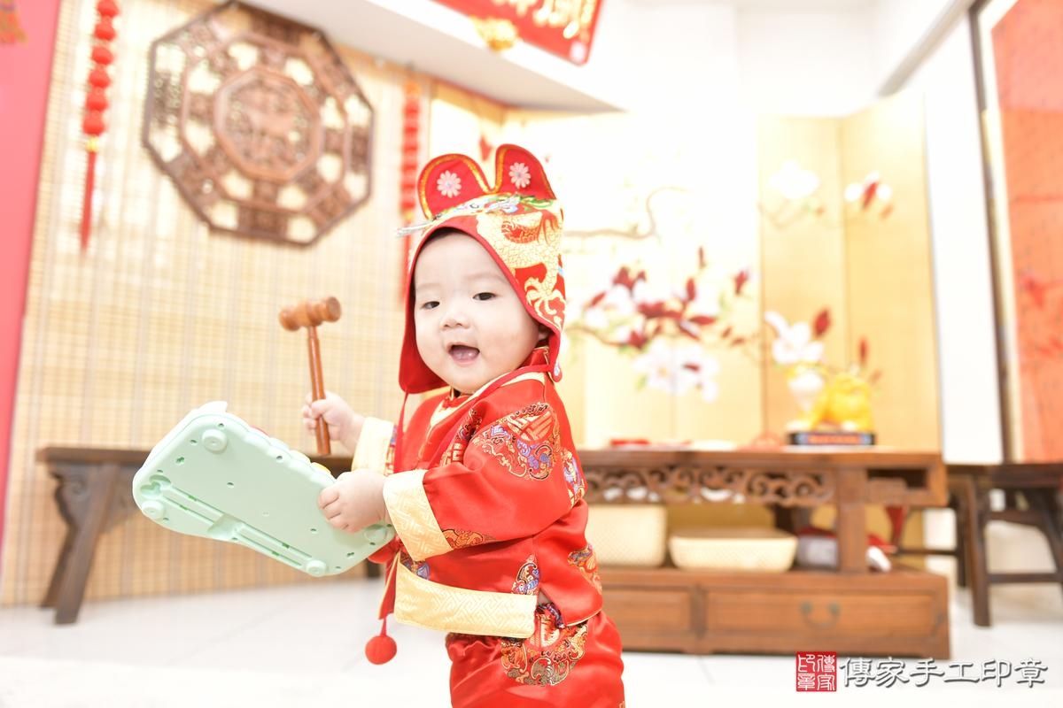 傳家手工印章新竹店、抓周、度晬、中國風會場、抓周道具物品、抓周證書、滿周歲、鈞鈞寶寶、新竹市、拍照、生日快樂 傳家手工印章新竹店、抓周、度晬、中國風會場、抓周道具物品、抓周證書、滿周歲、鈞鈞寶寶、新竹市、拍照、生日快樂
