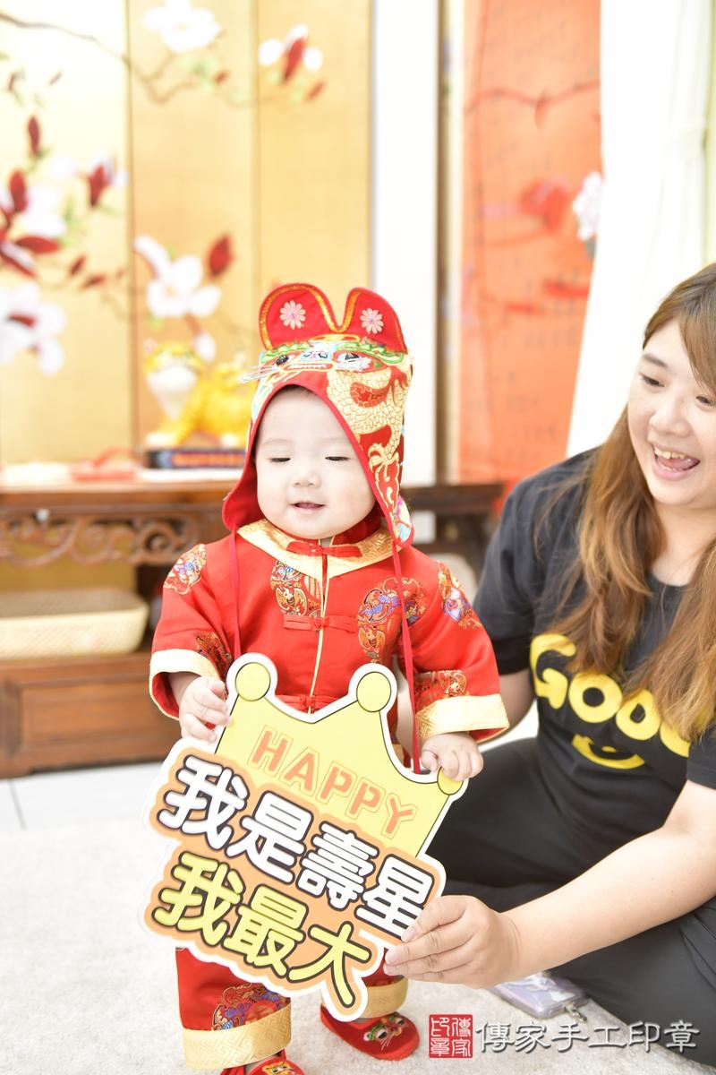 傳家手工印章新竹店、抓周、度晬、中國風會場、抓周道具物品、抓周證書、滿周歲、鈞鈞寶寶、新竹市、拍照、生日快樂 傳家手工印章新竹店、抓周、度晬、中國風會場、抓周道具物品、抓周證書、滿周歲、鈞鈞寶寶、新竹市、拍照、生日快樂