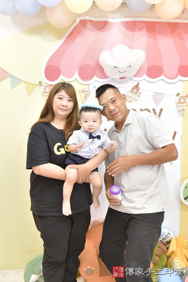 傳家手工印章新竹店、抓周、度晬、中國風會場、抓周道具物品、抓周證書、滿周歲、鈞鈞寶寶、新竹市、拍照、生日快樂 傳家手工印章新竹店、抓周、度晬、中國風會場、抓周道具物品、抓周證書、滿周歲、鈞鈞寶寶、新竹市、拍照、生日快樂