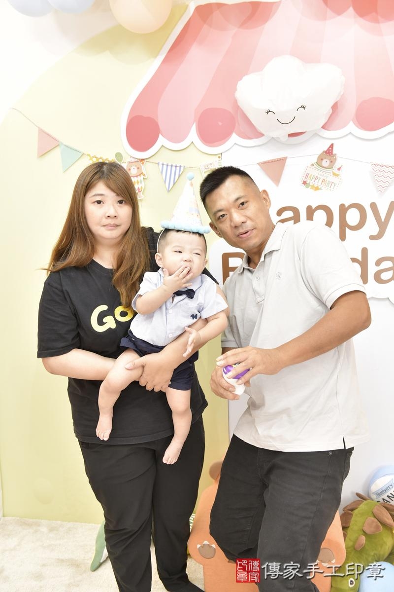傳家手工印章新竹店、抓周、度晬、中國風會場、抓周道具物品、抓周證書、滿周歲、鈞鈞寶寶、新竹市、拍照、生日快樂 傳家手工印章新竹店、抓周、度晬、中國風會場、抓周道具物品、抓周證書、滿周歲、鈞鈞寶寶、新竹市、拍照、生日快樂