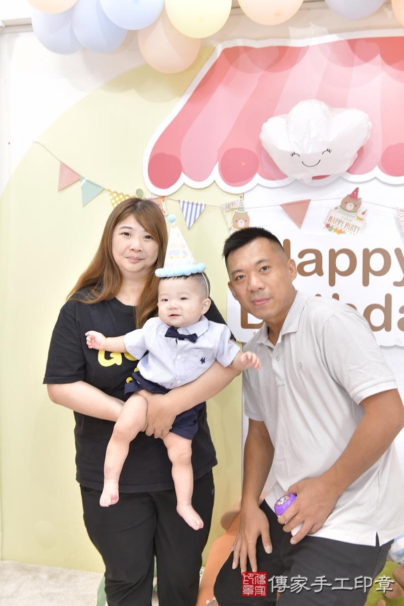 傳家手工印章新竹店、抓周、度晬、中國風會場、抓周道具物品、抓周證書、滿周歲、鈞鈞寶寶、新竹市、拍照、生日快樂 傳家手工印章新竹店、抓周、度晬、中國風會場、抓周道具物品、抓周證書、滿周歲、鈞鈞寶寶、新竹市、拍照、生日快樂