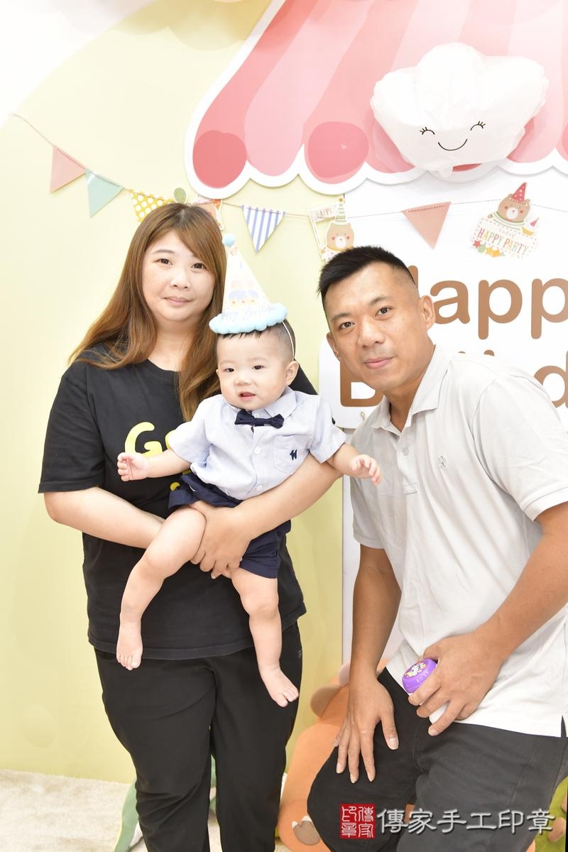 傳家手工印章新竹店、抓周、度晬、中國風會場、抓周道具物品、抓周證書、滿周歲、鈞鈞寶寶、新竹市、拍照、生日快樂 傳家手工印章新竹店、抓周、度晬、中國風會場、抓周道具物品、抓周證書、滿周歲、鈞鈞寶寶、新竹市、拍照、生日快樂