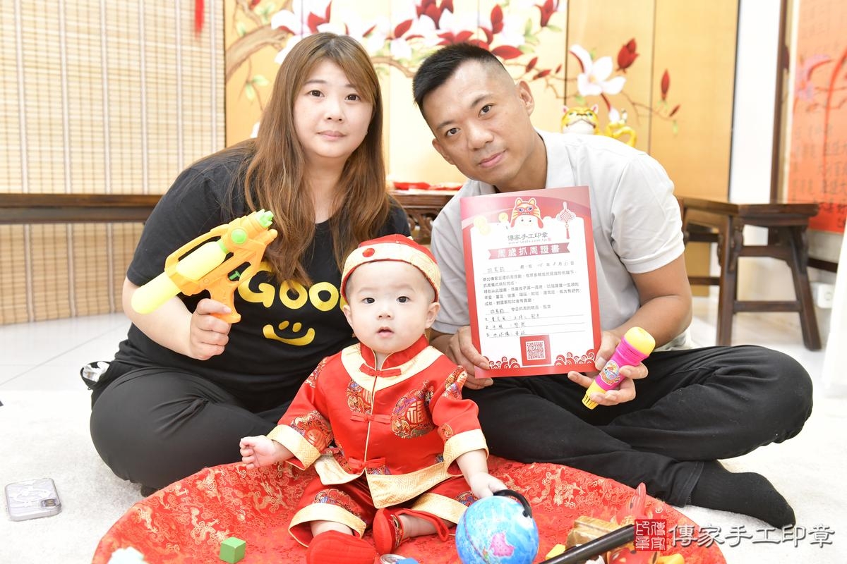 傳家手工印章新竹店、抓周、度晬、中國風會場、抓周道具物品、抓周證書、滿周歲、鈞鈞寶寶、新竹市、拍照、生日快樂 傳家手工印章新竹店、抓周、度晬、中國風會場、抓周道具物品、抓周證書、滿周歲、鈞鈞寶寶、新竹市、拍照、生日快樂