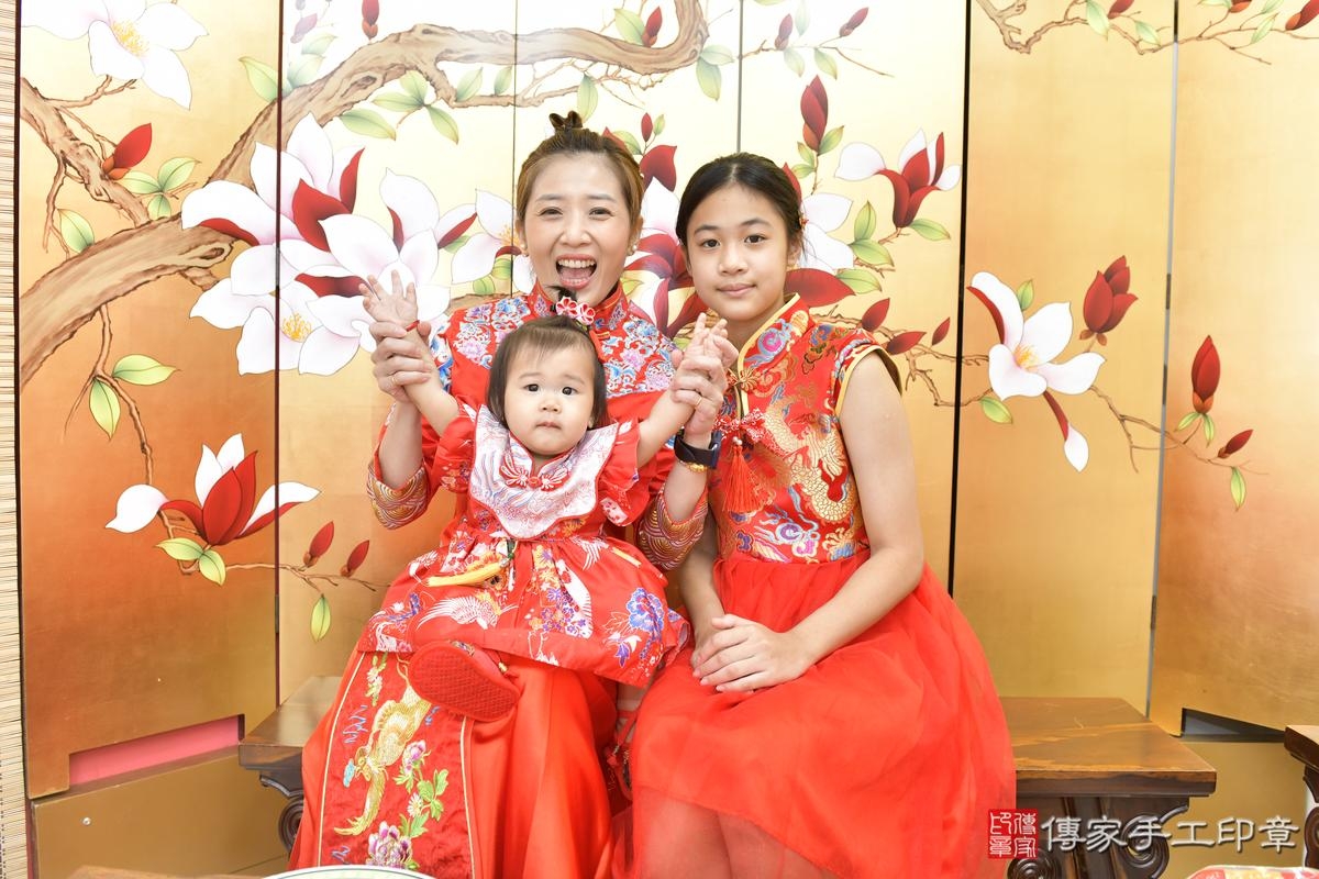 傳家手工印章新竹店、抓周、度晬、中國風會場、抓周道具物品、抓周證書、滿周歲、桐桐寶寶、新竹市、拍照、生日快樂 傳家手工印章新竹店、抓周、度晬、中國風會場、抓周道具物品、抓周證書、滿周歲、桐桐寶寶、新竹市、拍照、生日快樂