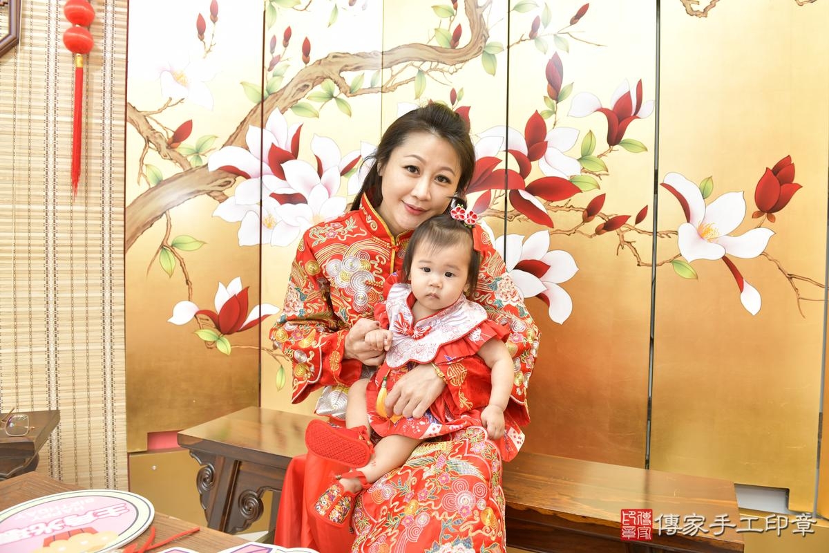 傳家手工印章新竹店、抓周、度晬、中國風會場、抓周道具物品、抓周證書、滿周歲、桐桐寶寶、新竹市、拍照、生日快樂 傳家手工印章新竹店、抓周、度晬、中國風會場、抓周道具物品、抓周證書、滿周歲、桐桐寶寶、新竹市、拍照、生日快樂