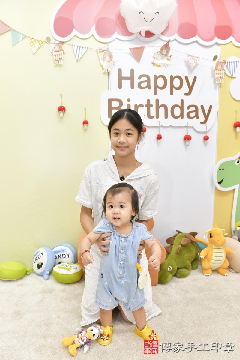 傳家手工印章新竹店、抓周、度晬、中國風會場、抓周道具物品、抓周證書、滿周歲、桐桐寶寶、新竹市、拍照、生日快樂 傳家手工印章新竹店、抓周、度晬、中國風會場、抓周道具物品、抓周證書、滿周歲、桐桐寶寶、新竹市、拍照、生日快樂