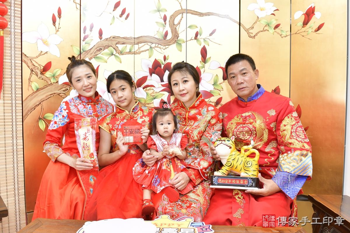 傳家手工印章新竹店、抓周、度晬、中國風會場、抓周道具物品、抓周證書、滿周歲、桐桐寶寶、新竹市、拍照、生日快樂 傳家手工印章新竹店、抓周、度晬、中國風會場、抓周道具物品、抓周證書、滿周歲、桐桐寶寶、新竹市、拍照、生日快樂