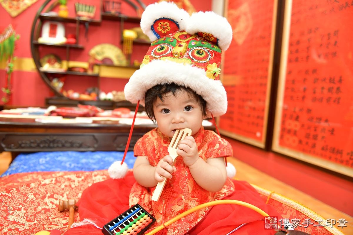 傳家手工印章桃園店、抓周、度晬、中國風會場、抓周道具物品、抓周證書、滿周歲、錦錦寶寶、桃園市、拍照、生日快樂 傳家手工印章桃園店、抓周、度晬、中國風會場、抓周道具物品、抓周證書、滿周歲、錦錦寶寶、桃園市、拍照、生日快樂
