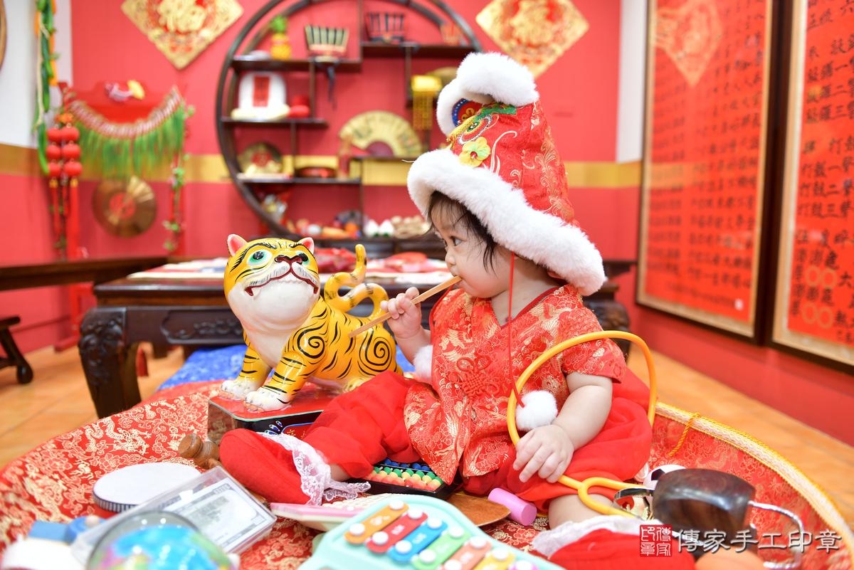 傳家手工印章桃園店、抓周、度晬、中國風會場、抓周道具物品、抓周證書、滿周歲、錦錦寶寶、桃園市、拍照、生日快樂 傳家手工印章桃園店、抓周、度晬、中國風會場、抓周道具物品、抓周證書、滿周歲、錦錦寶寶、桃園市、拍照、生日快樂
