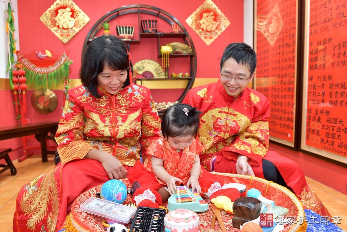 傳家手工印章桃園店、抓周、度晬、中國風會場、抓周道具物品、抓周證書、滿周歲、錦錦寶寶、桃園市、拍照、生日快樂 傳家手工印章桃園店、抓周、度晬、中國風會場、抓周道具物品、抓周證書、滿周歲、錦錦寶寶、桃園市、拍照、生日快樂