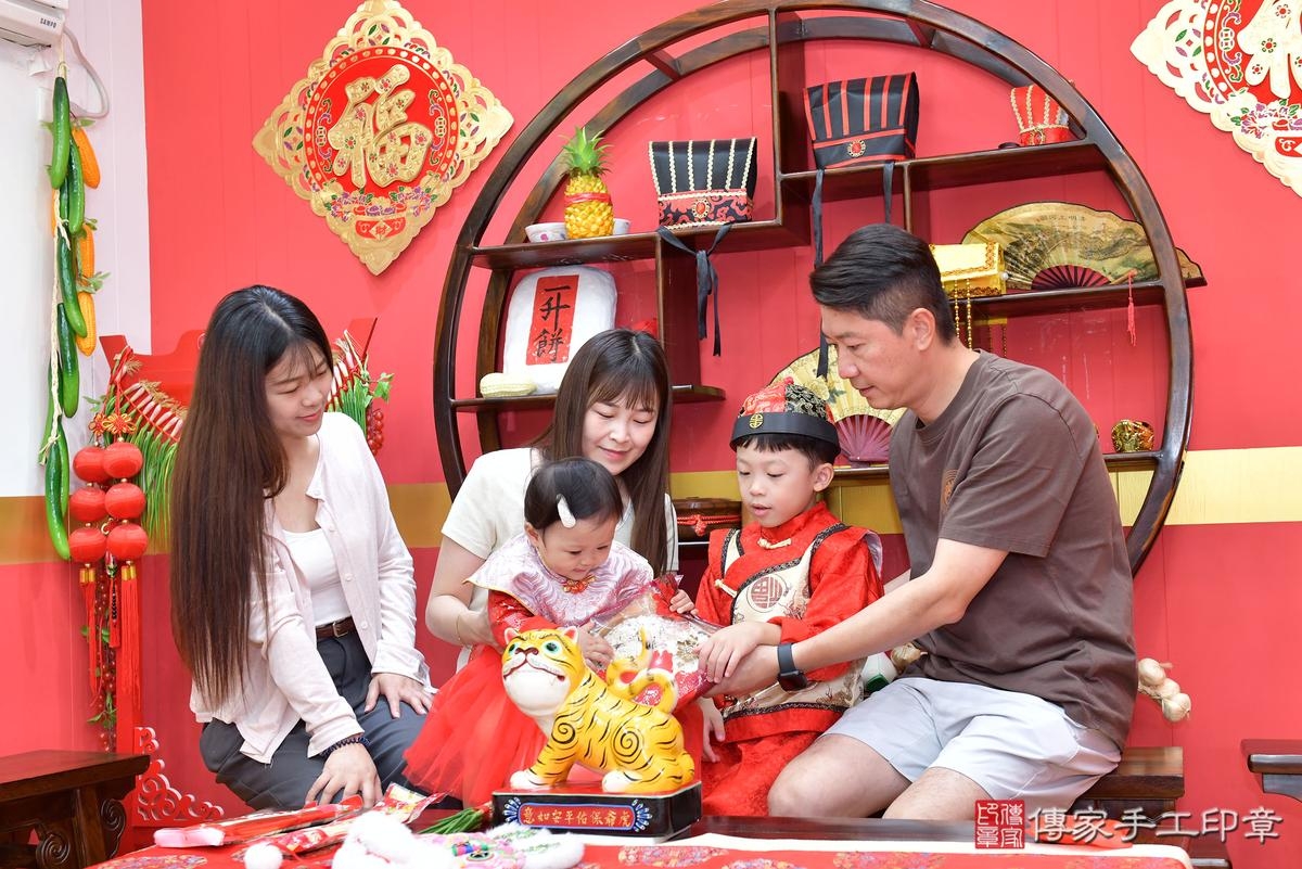傳家手工印章桃園店、抓周、度晬、中國風會場、抓周道具物品、抓周證書、滿周歲、玥玥寶寶、桃園市、拍照、生日快樂 傳家手工印章桃園店、抓周、度晬、中國風會場、抓周道具物品、抓周證書、滿周歲、玥玥寶寶、桃園市、拍照、生日快樂