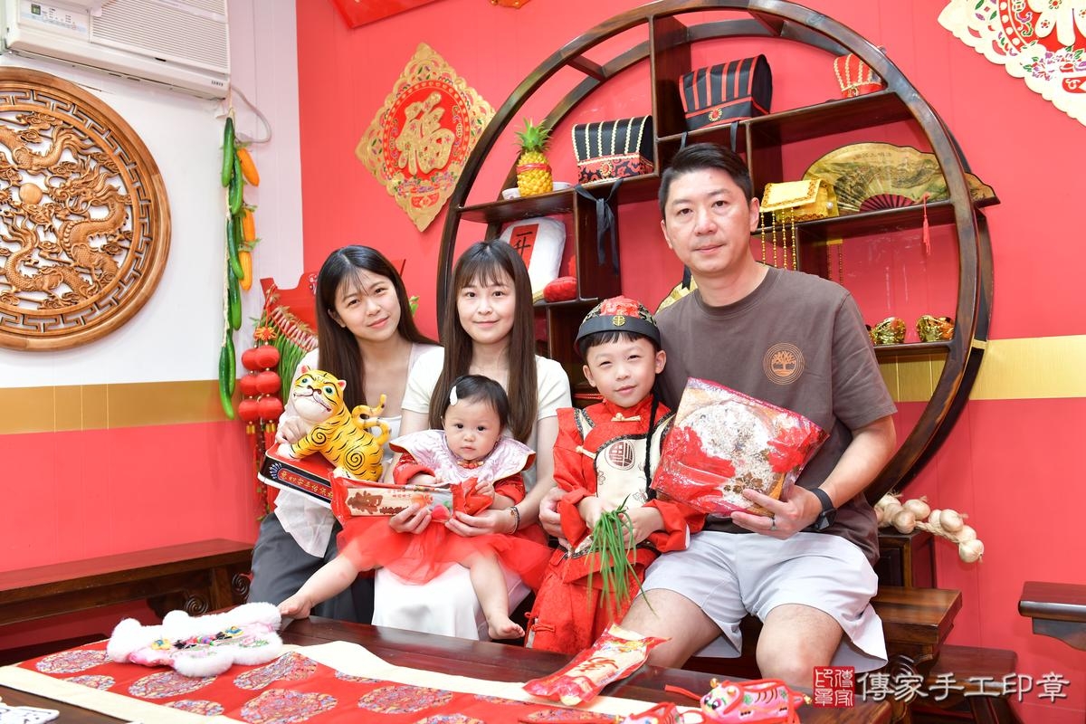 傳家手工印章桃園店、抓周、度晬、中國風會場、抓周道具物品、抓周證書、滿周歲、玥玥寶寶、桃園市、拍照、生日快樂 傳家手工印章桃園店、抓周、度晬、中國風會場、抓周道具物品、抓周證書、滿周歲、玥玥寶寶、桃園市、拍照、生日快樂