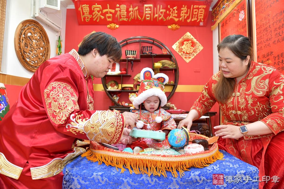 傳家手工印章桃園店、抓周、度晬、中國風會場、抓周道具物品、抓周證書、滿周歲、小紓寶寶、桃園市、拍照、生日快樂 傳家手工印章桃園店、抓周、度晬、中國風會場、抓周道具物品、抓周證書、滿周歲、小紓寶寶、桃園市、拍照、生日快樂