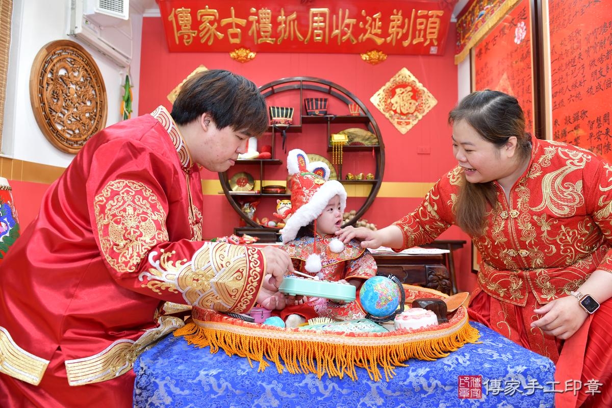 傳家手工印章桃園店、抓周、度晬、中國風會場、抓周道具物品、抓周證書、滿周歲、小紓寶寶、桃園市、拍照、生日快樂 傳家手工印章桃園店、抓周、度晬、中國風會場、抓周道具物品、抓周證書、滿周歲、小紓寶寶、桃園市、拍照、生日快樂