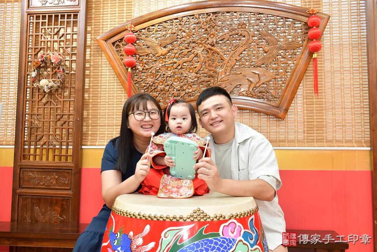傳家手工印章桃園店、抓周、度晬、中國風會場、抓周道具物品、抓周證書、滿周歲、小紓寶寶、桃園市、拍照、生日快樂 傳家手工印章桃園店、抓周、度晬、中國風會場、抓周道具物品、抓周證書、滿周歲、小紓寶寶、桃園市、拍照、生日快樂