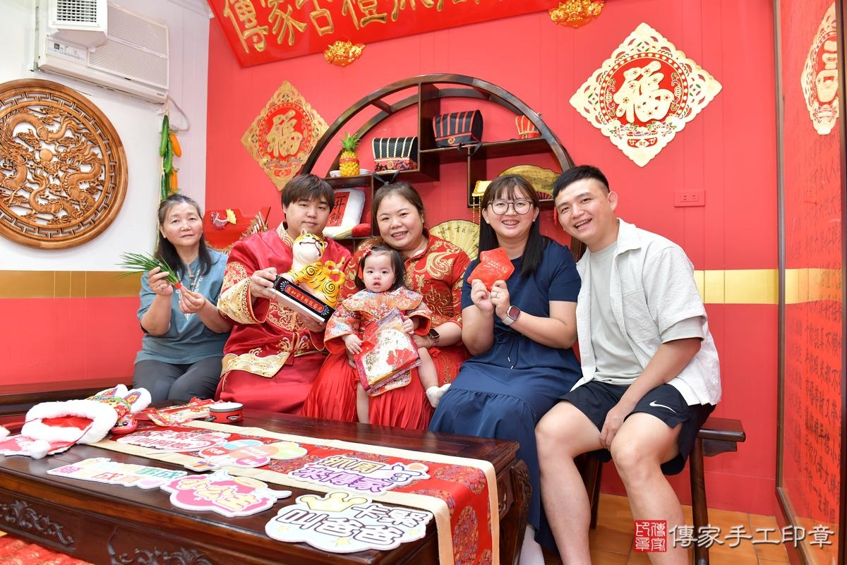 傳家手工印章桃園店、抓周、度晬、中國風會場、抓周道具物品、抓周證書、滿周歲、小紓寶寶、桃園市、拍照、生日快樂 傳家手工印章桃園店、抓周、度晬、中國風會場、抓周道具物品、抓周證書、滿周歲、小紓寶寶、桃園市、拍照、生日快樂