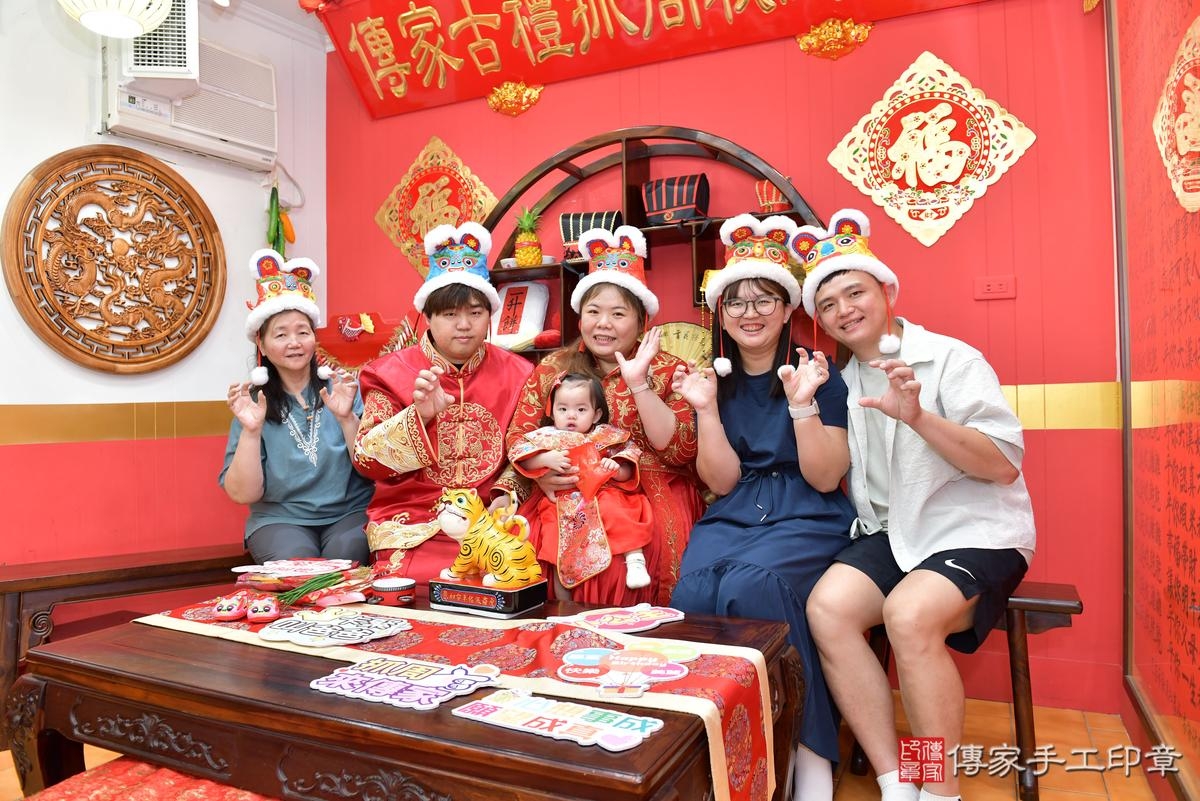傳家手工印章桃園店、抓周、度晬、中國風會場、抓周道具物品、抓周證書、滿周歲、小紓寶寶、桃園市、拍照、生日快樂 傳家手工印章桃園店、抓周、度晬、中國風會場、抓周道具物品、抓周證書、滿周歲、小紓寶寶、桃園市、拍照、生日快樂