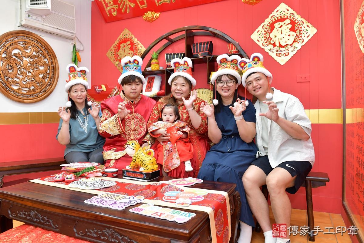 傳家手工印章桃園店、抓周、度晬、中國風會場、抓周道具物品、抓周證書、滿周歲、小紓寶寶、桃園市、拍照、生日快樂 傳家手工印章桃園店、抓周、度晬、中國風會場、抓周道具物品、抓周證書、滿周歲、小紓寶寶、桃園市、拍照、生日快樂