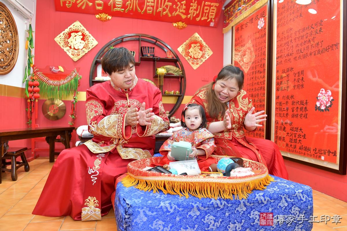 傳家手工印章桃園店、抓周、度晬、中國風會場、抓周道具物品、抓周證書、滿周歲、小紓寶寶、桃園市、拍照、生日快樂 傳家手工印章桃園店、抓周、度晬、中國風會場、抓周道具物品、抓周證書、滿周歲、小紓寶寶、桃園市、拍照、生日快樂