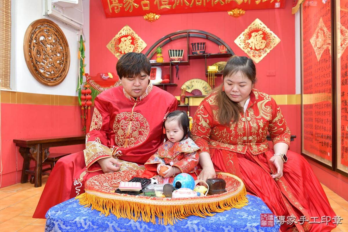 傳家手工印章桃園店、抓周、度晬、中國風會場、抓周道具物品、抓周證書、滿周歲、小紓寶寶、桃園市、拍照、生日快樂 傳家手工印章桃園店、抓周、度晬、中國風會場、抓周道具物品、抓周證書、滿周歲、小紓寶寶、桃園市、拍照、生日快樂