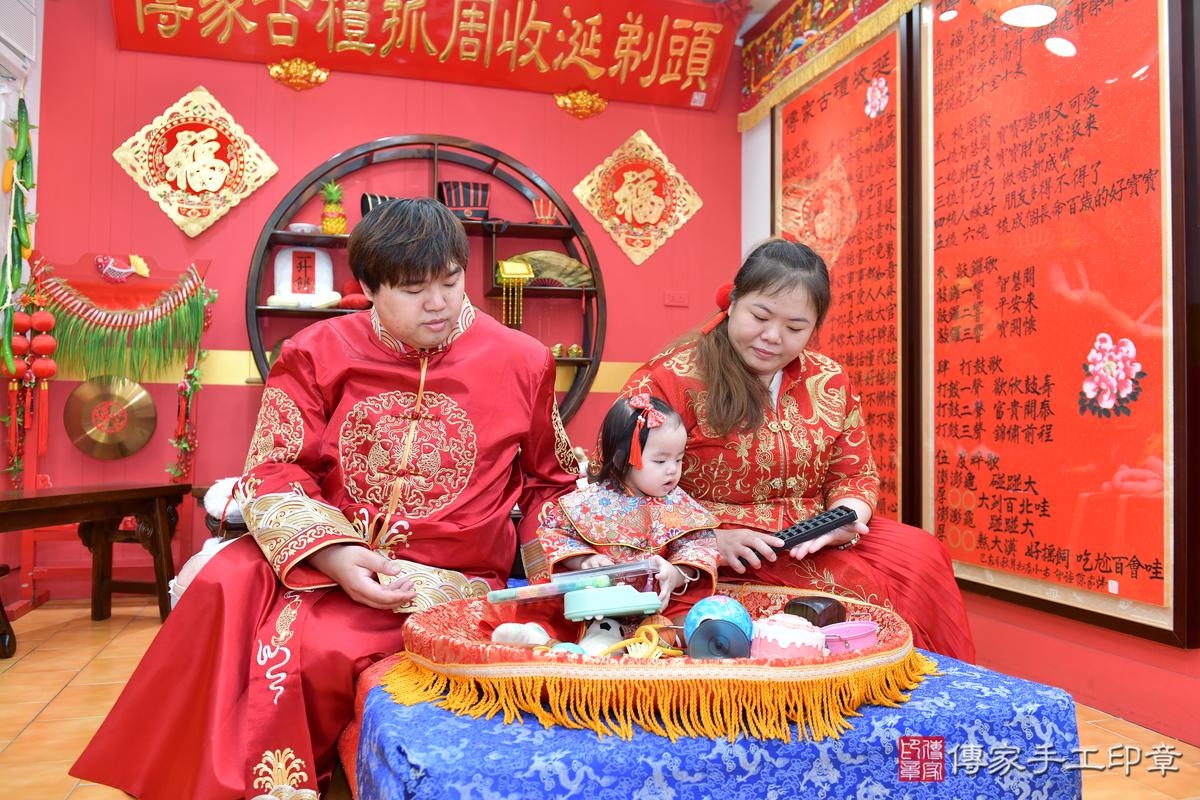 傳家手工印章桃園店、抓周、度晬、中國風會場、抓周道具物品、抓周證書、滿周歲、小紓寶寶、桃園市、拍照、生日快樂 傳家手工印章桃園店、抓周、度晬、中國風會場、抓周道具物品、抓周證書、滿周歲、小紓寶寶、桃園市、拍照、生日快樂