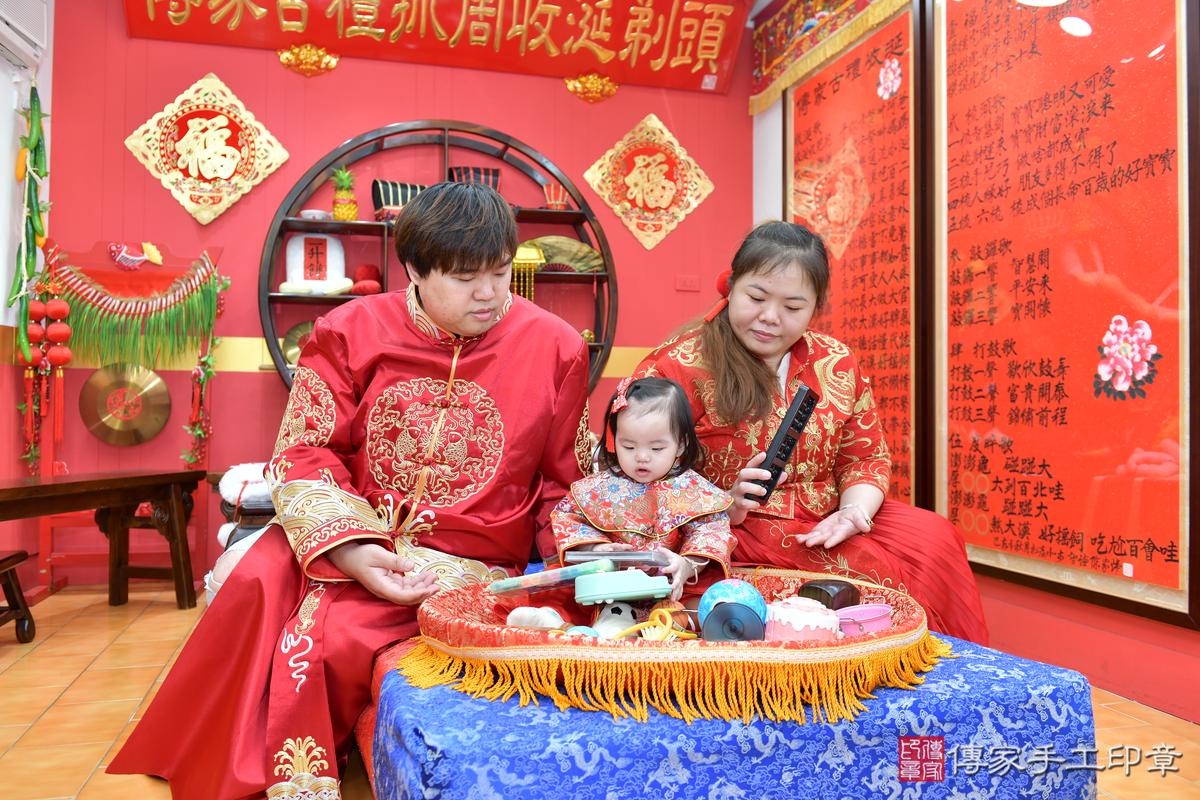 傳家手工印章桃園店、抓周、度晬、中國風會場、抓周道具物品、抓周證書、滿周歲、小紓寶寶、桃園市、拍照、生日快樂 傳家手工印章桃園店、抓周、度晬、中國風會場、抓周道具物品、抓周證書、滿周歲、小紓寶寶、桃園市、拍照、生日快樂
