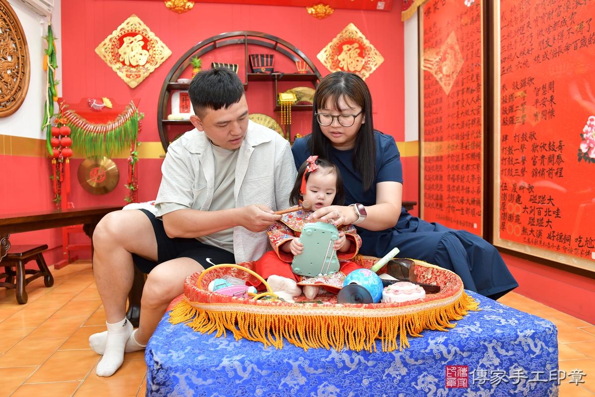 傳家手工印章桃園店、抓周、度晬、中國風會場、抓周道具物品、抓周證書、滿周歲、小紓寶寶、桃園市、拍照、生日快樂 傳家手工印章桃園店、抓周、度晬、中國風會場、抓周道具物品、抓周證書、滿周歲、小紓寶寶、桃園市、拍照、生日快樂