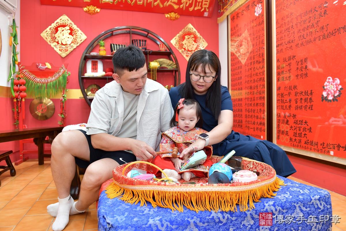 傳家手工印章桃園店、抓周、度晬、中國風會場、抓周道具物品、抓周證書、滿周歲、小紓寶寶、桃園市、拍照、生日快樂 傳家手工印章桃園店、抓周、度晬、中國風會場、抓周道具物品、抓周證書、滿周歲、小紓寶寶、桃園市、拍照、生日快樂
