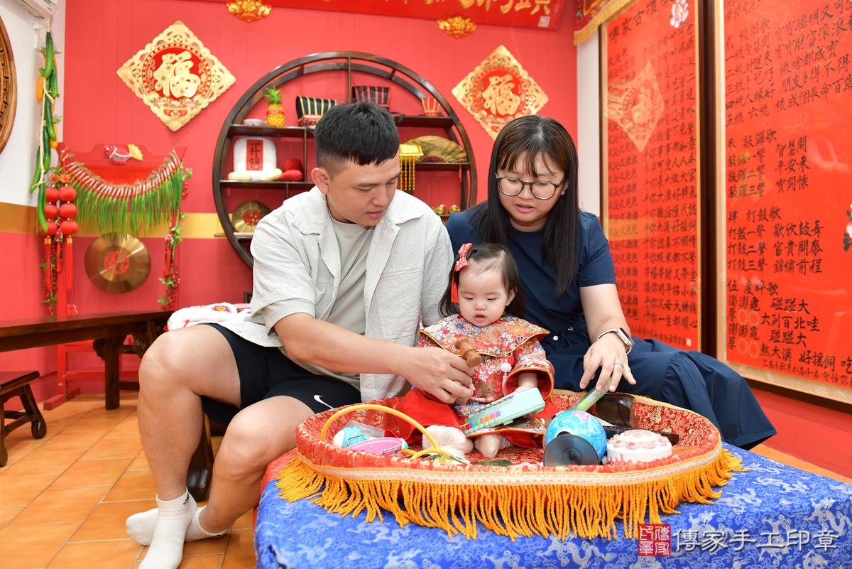 傳家手工印章桃園店、抓周、度晬、中國風會場、抓周道具物品、抓周證書、滿周歲、小紓寶寶、桃園市、拍照、生日快樂 傳家手工印章桃園店、抓周、度晬、中國風會場、抓周道具物品、抓周證書、滿周歲、小紓寶寶、桃園市、拍照、生日快樂