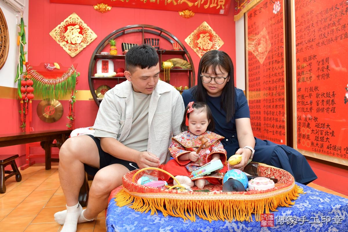 傳家手工印章桃園店、抓周、度晬、中國風會場、抓周道具物品、抓周證書、滿周歲、小紓寶寶、桃園市、拍照、生日快樂 傳家手工印章桃園店、抓周、度晬、中國風會場、抓周道具物品、抓周證書、滿周歲、小紓寶寶、桃園市、拍照、生日快樂