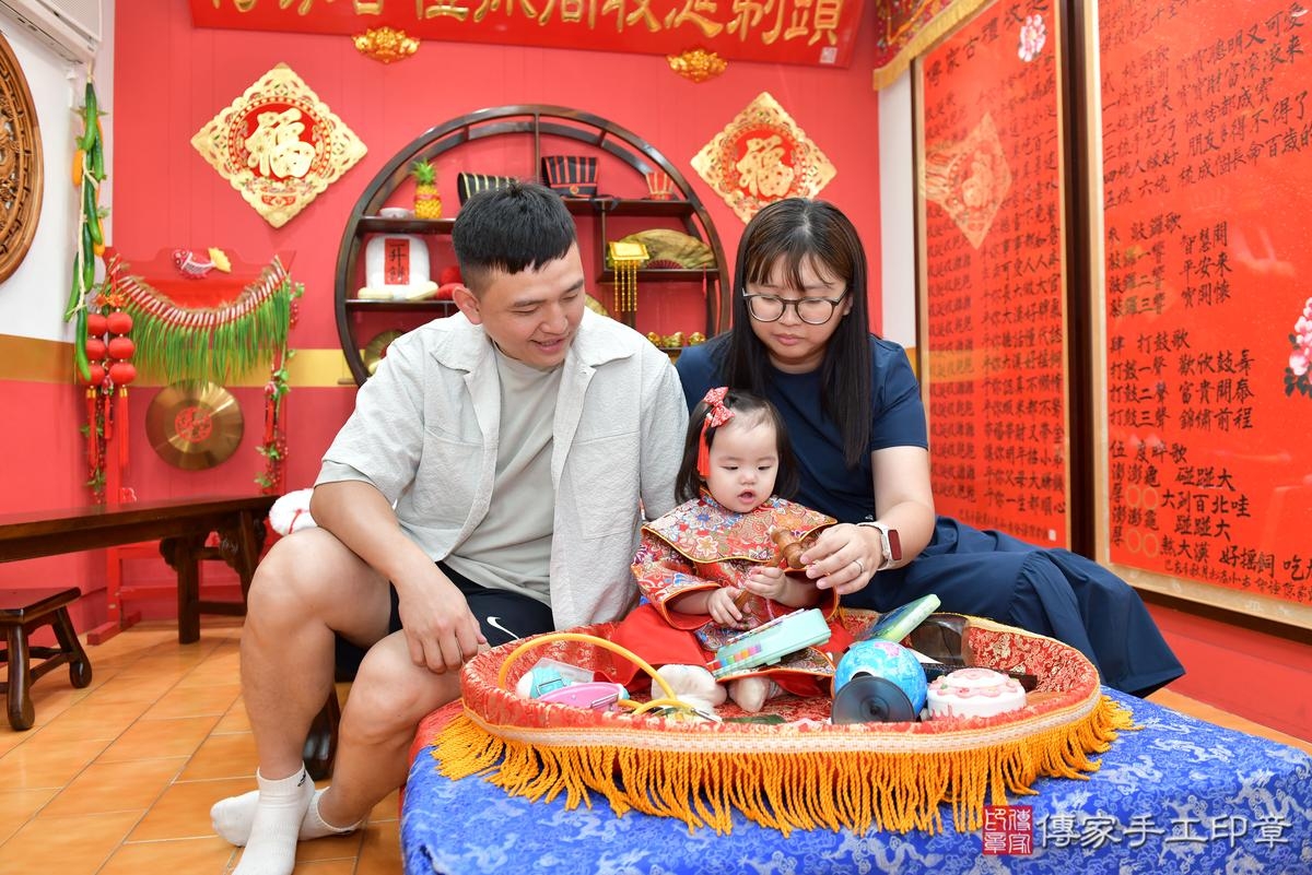 傳家手工印章桃園店、抓周、度晬、中國風會場、抓周道具物品、抓周證書、滿周歲、小紓寶寶、桃園市、拍照、生日快樂 傳家手工印章桃園店、抓周、度晬、中國風會場、抓周道具物品、抓周證書、滿周歲、小紓寶寶、桃園市、拍照、生日快樂