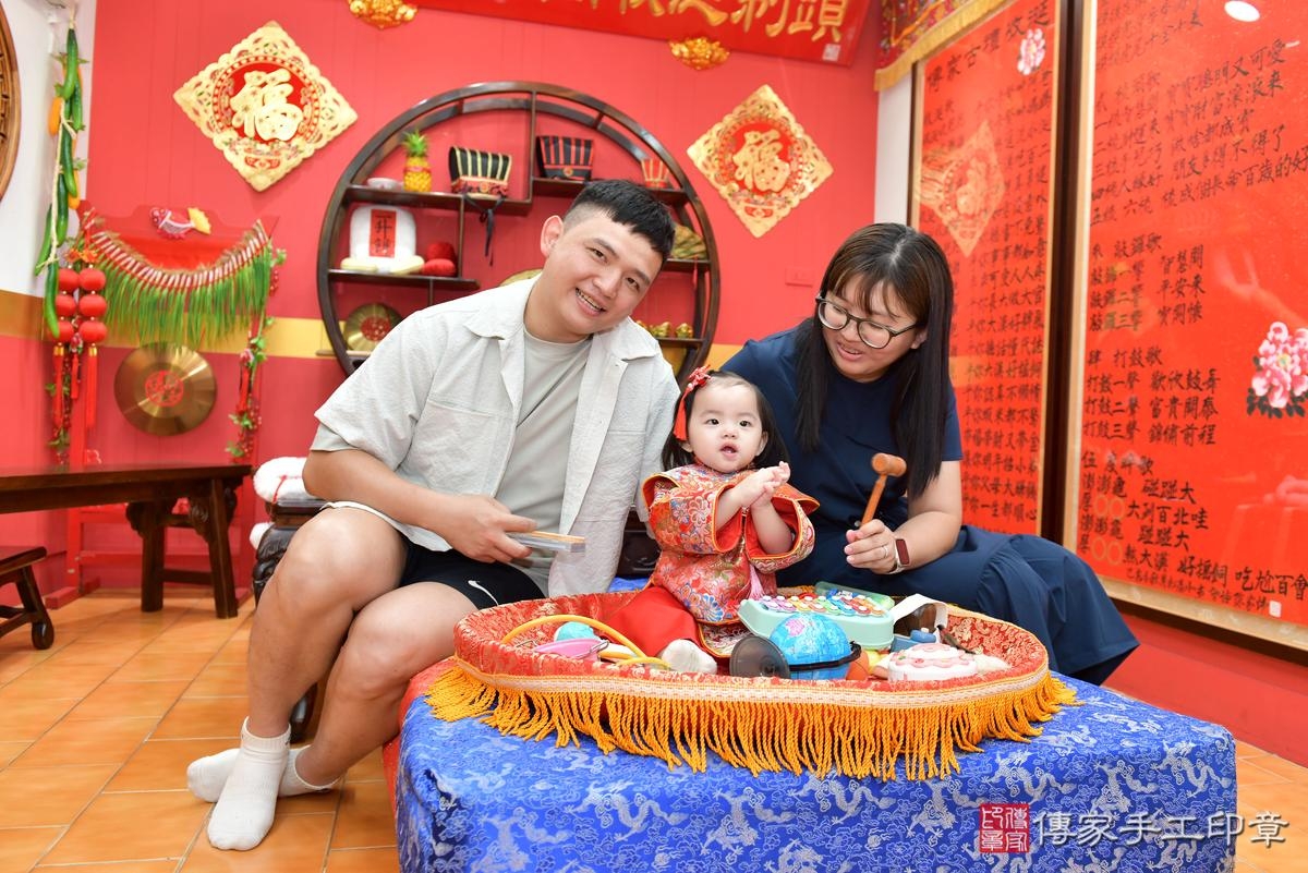 傳家手工印章桃園店、抓周、度晬、中國風會場、抓周道具物品、抓周證書、滿周歲、小紓寶寶、桃園市、拍照、生日快樂 傳家手工印章桃園店、抓周、度晬、中國風會場、抓周道具物品、抓周證書、滿周歲、小紓寶寶、桃園市、拍照、生日快樂