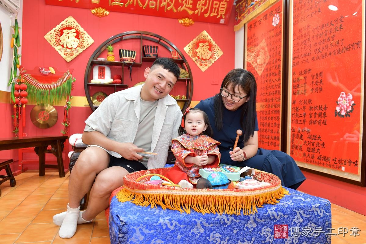 傳家手工印章桃園店、抓周、度晬、中國風會場、抓周道具物品、抓周證書、滿周歲、小紓寶寶、桃園市、拍照、生日快樂 傳家手工印章桃園店、抓周、度晬、中國風會場、抓周道具物品、抓周證書、滿周歲、小紓寶寶、桃園市、拍照、生日快樂