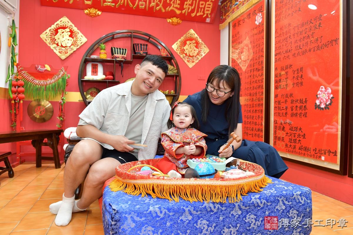 傳家手工印章桃園店、抓周、度晬、中國風會場、抓周道具物品、抓周證書、滿周歲、小紓寶寶、桃園市、拍照、生日快樂 傳家手工印章桃園店、抓周、度晬、中國風會場、抓周道具物品、抓周證書、滿周歲、小紓寶寶、桃園市、拍照、生日快樂