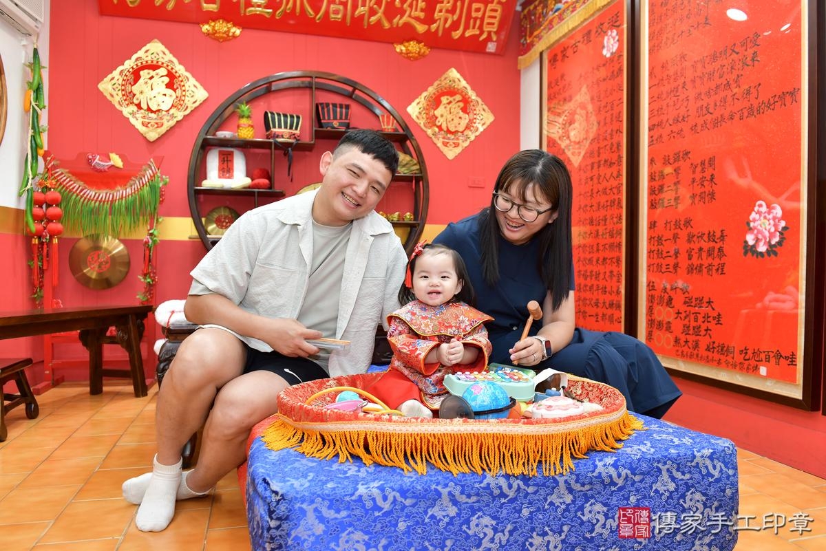 傳家手工印章桃園店、抓周、度晬、中國風會場、抓周道具物品、抓周證書、滿周歲、小紓寶寶、桃園市、拍照、生日快樂 傳家手工印章桃園店、抓周、度晬、中國風會場、抓周道具物品、抓周證書、滿周歲、小紓寶寶、桃園市、拍照、生日快樂