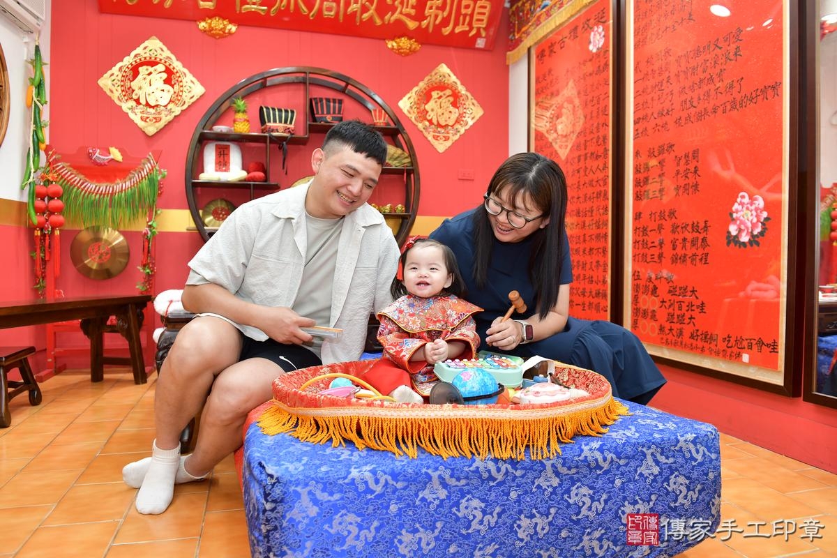 傳家手工印章桃園店、抓周、度晬、中國風會場、抓周道具物品、抓周證書、滿周歲、小紓寶寶、桃園市、拍照、生日快樂 傳家手工印章桃園店、抓周、度晬、中國風會場、抓周道具物品、抓周證書、滿周歲、小紓寶寶、桃園市、拍照、生日快樂