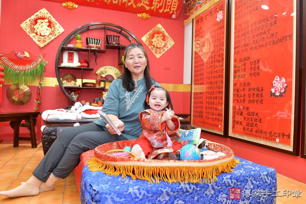 傳家手工印章桃園店、抓周、度晬、中國風會場、抓周道具物品、抓周證書、滿周歲、小紓寶寶、桃園市、拍照、生日快樂 傳家手工印章桃園店、抓周、度晬、中國風會場、抓周道具物品、抓周證書、滿周歲、小紓寶寶、桃園市、拍照、生日快樂