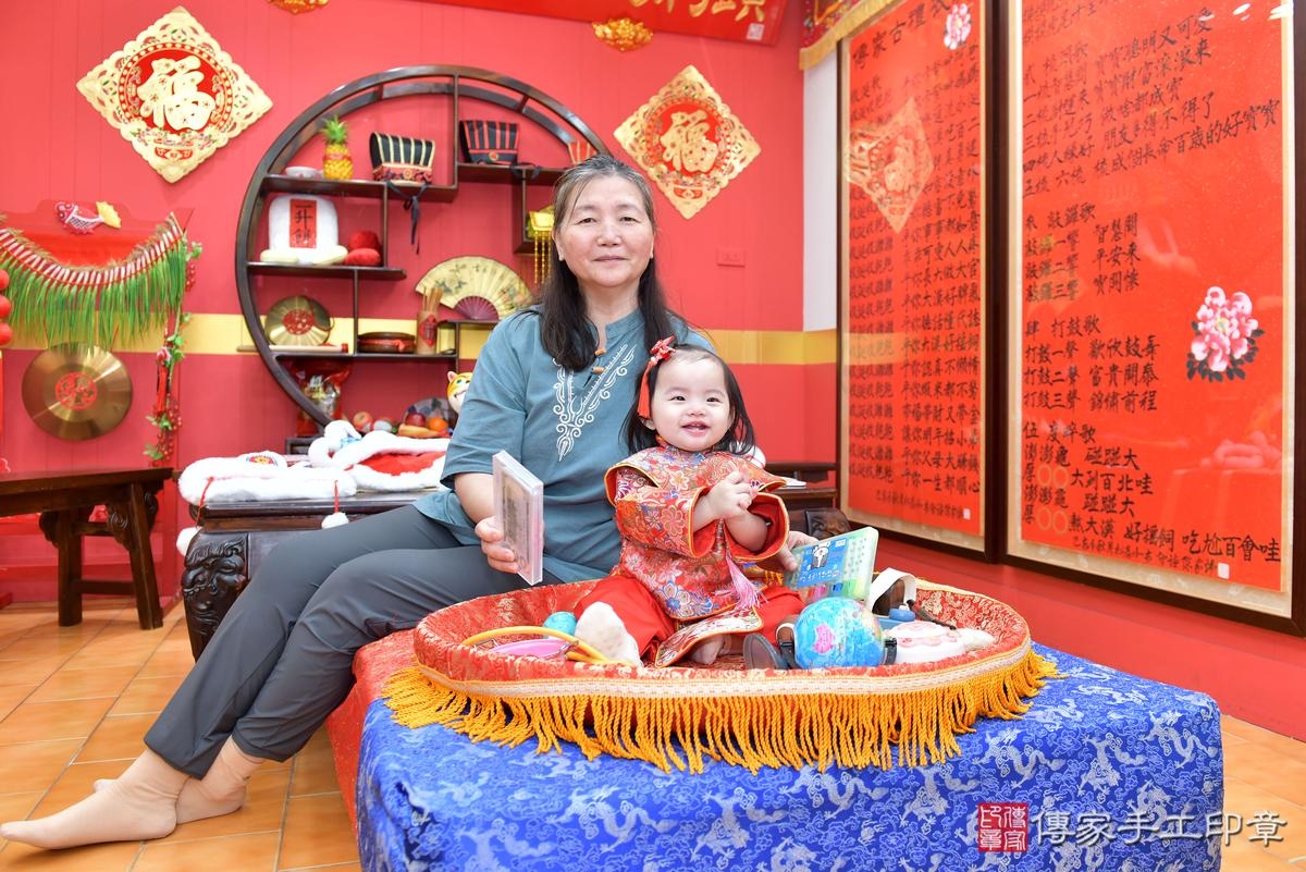 傳家手工印章桃園店、抓周、度晬、中國風會場、抓周道具物品、抓周證書、滿周歲、小紓寶寶、桃園市、拍照、生日快樂 傳家手工印章桃園店、抓周、度晬、中國風會場、抓周道具物品、抓周證書、滿周歲、小紓寶寶、桃園市、拍照、生日快樂