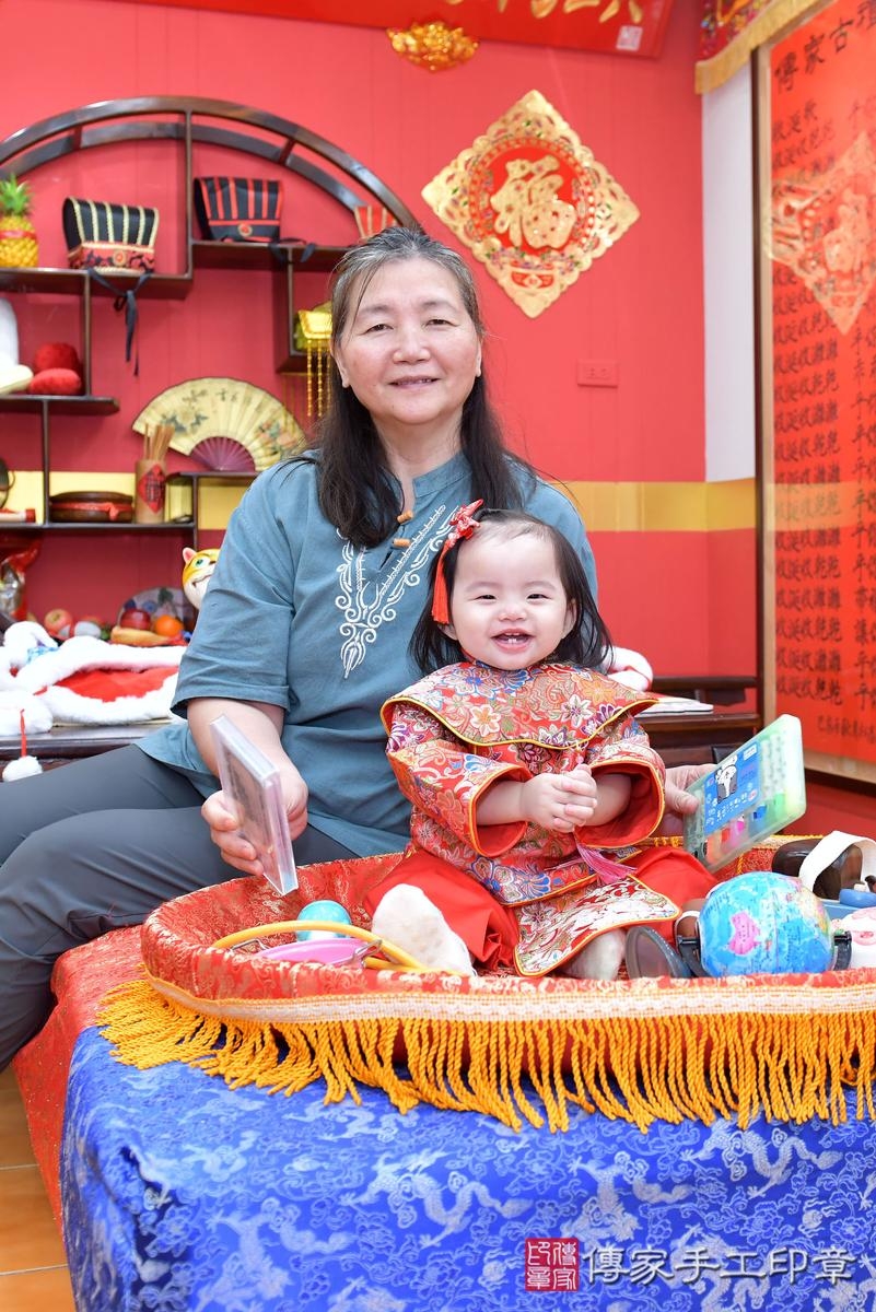傳家手工印章桃園店、抓周、度晬、中國風會場、抓周道具物品、抓周證書、滿周歲、小紓寶寶、桃園市、拍照、生日快樂 傳家手工印章桃園店、抓周、度晬、中國風會場、抓周道具物品、抓周證書、滿周歲、小紓寶寶、桃園市、拍照、生日快樂