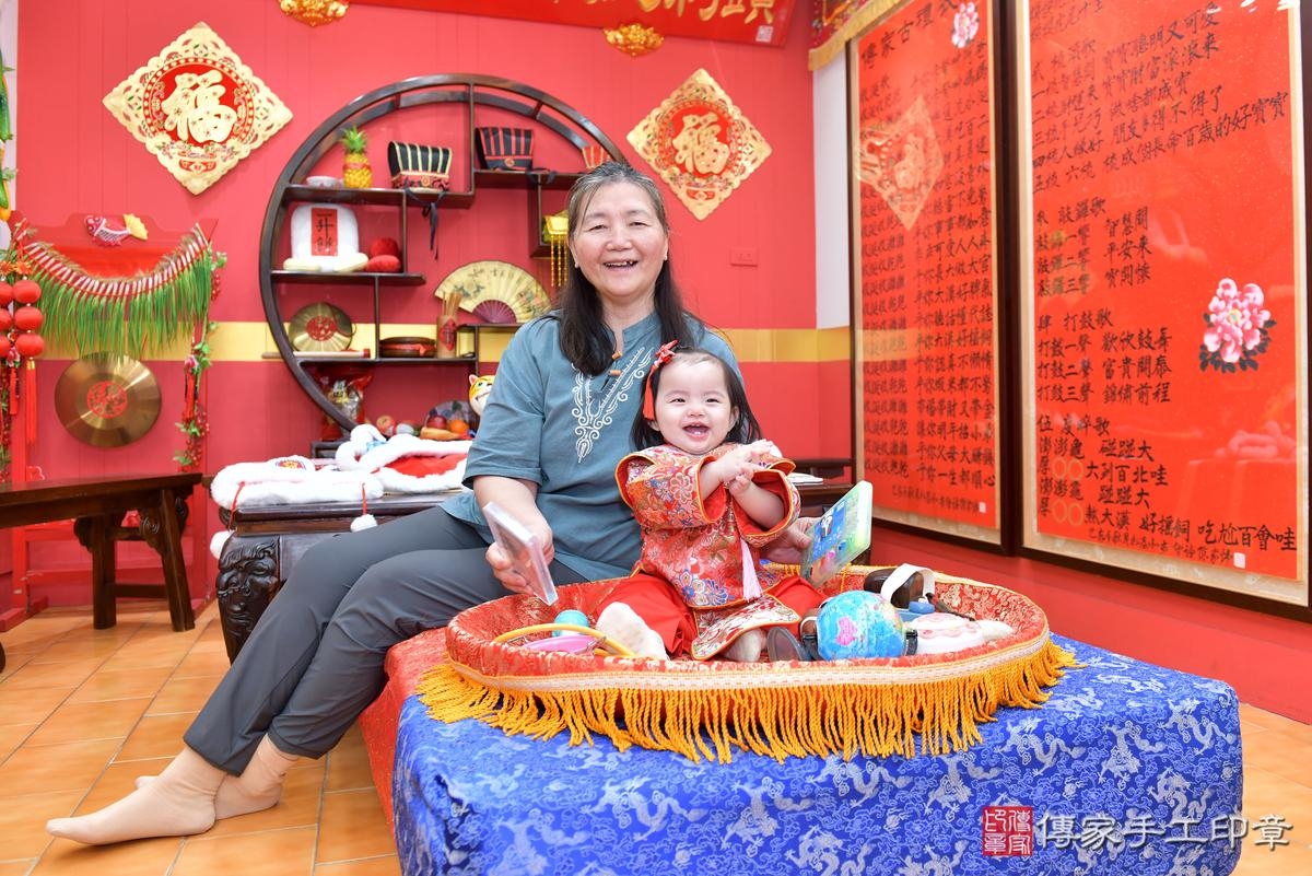 傳家手工印章桃園店、抓周、度晬、中國風會場、抓周道具物品、抓周證書、滿周歲、小紓寶寶、桃園市、拍照、生日快樂 傳家手工印章桃園店、抓周、度晬、中國風會場、抓周道具物品、抓周證書、滿周歲、小紓寶寶、桃園市、拍照、生日快樂